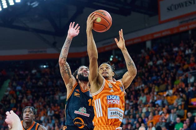 Zweikampf, Duell zwischen Tevin Brown (RASTA Vechta, 10) und Nelson Weidemann (ratiopharm ulm, 00) beim Wurf GER, ratiopharm ulm vs. RASTA Vechta, Basketball, 10. Spieltag, EasyCredit Bundesliga, Spielzeit 2025 2026, 13.12.2025 GER, ratiopharm ulm vs. RASTA Vechta, Basketball, 10. Spieltag, EasyCredit Bundesliga, Spielzeit 2025 2026, 13.12.2025 Neu-Ulm Copyright: xEibner-Pressefoto GeraldxOelze-dexStoppanyx EP_ODS