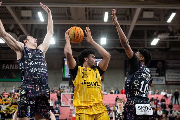 Tigers Tuebingen - Uni Baskets Muenster, Herren, 2. Bundesliga, Barmer 2. Basketball Bundesliga, pro A, 12. Spieltag, Spielzeit 2025 2026, 13.12.2025 Silas Oriane (Tigers Tuebingen, 07) unter dem korb gegen Julian Larry (Uni Baskets Muenster, 10) und Andrew O Brien (Uni Baskets Muenster, 00)