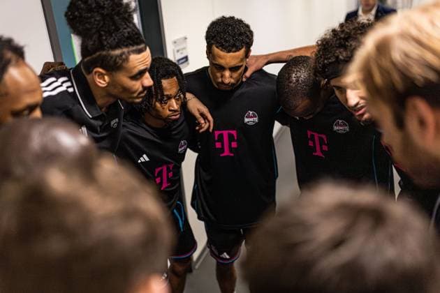 Bonner Mannschaft in den Katakomben, Vet Concept Gladiators Trier vs Telekom Baskets Bonn, Basketball, easyCredit BBL, 10. Spieltag, Saison 2025 2026, 13.12.2025 Vet Concept Gladiators Trier vs Telekom Baskets Bonn, Basketball, easyCredit BBL, 10. Spieltag, Saison 2025 2026, 13.12.2025 Copyright: xEibner-Pressefoto AlexanderxNeisx EP_ANS