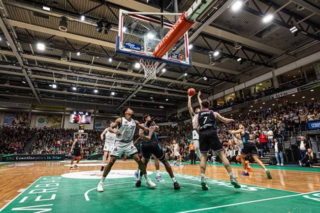 Clayton Guillozet (Gladiators Trier) gehtr gegen Grayson Murphy (Telekom Baskets Bonn) zum Korb, Vet Concept Gladiators Trier vs Telekom Baskets Bonn, Basketball, easyCredit BBL, 10. Spieltag, Saison 2025 2026, 13.12.2025 Vet Concept Gladiators Trier vs Telekom Baskets Bonn, Basketball, easyCredit BBL, 10. Spieltag, Saison 2025 2026, 13.12.2025 Copyright: xEibner-Pressefoto AlexanderxNeisx EP_ANS