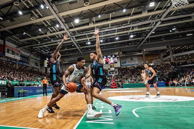 Urald King (Gladiators Trier) im Zweikampf mit Alijah Comithier (Telekom Baskets Bonn) und Jeff Garrett Jr (Telekom Baskets Bonn), Vet Concept Gladiators Trier vs Telekom Baskets Bonn, Basketball, easyCredit BBL, 10. Spieltag, Saison 2025 2026, 13.12.2025 Vet Concept Gladiators Trier vs Telekom Baskets Bonn, Basketball, easyCredit BBL, 10. Spieltag, Saison 2025 2026, 13.12.2025 Copyright: xEibner-Pressefoto AlexanderxNeisx EP_ANS