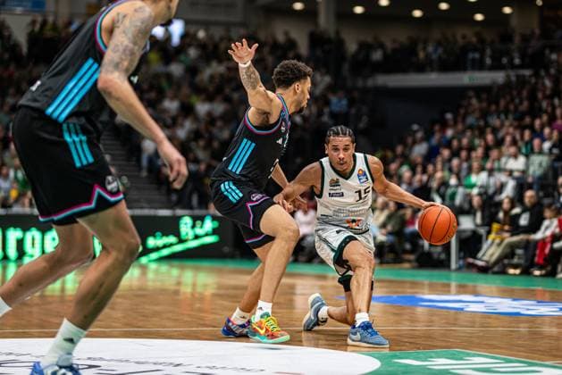 Jordan Roland (Gladiators Trier) im Zweikampf mit Alijah Comithier (Telekom Baskets Bonn), Vet Concept Gladiators Trier vs Telekom Baskets Bonn, Basketball, easyCredit BBL, 10. Spieltag, Saison 2025 2026, 13.12.2025 Vet Concept Gladiators Trier vs Telekom Baskets Bonn, Basketball, easyCredit BBL, 10. Spieltag, Saison 2025 2026, 13.12.2025 Copyright: xEibner-Pressefoto AlexanderxNeisx EP_ANS
