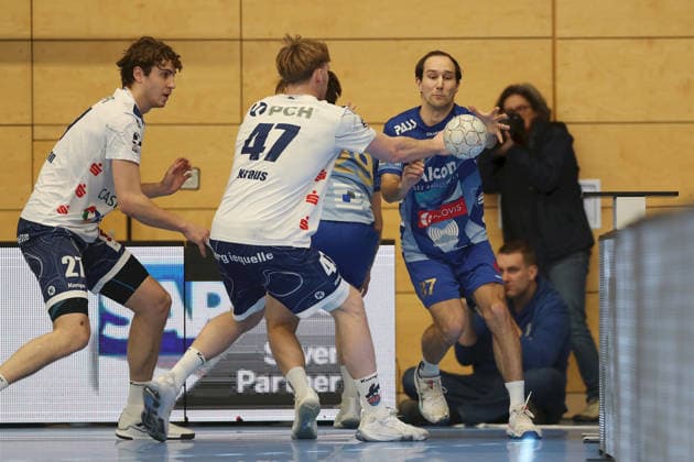 13.12.2025, Herren, Handball, Saison 2025 2026, 2. Handball-Bundesliga, 15. Spieltag: TV Grosswallstadt - 1. VfL Potsdam v.li. Nils Fuhrmann ( 27, VfL Potsdam), Dustin Kraus ( 47, VfL Potsdam), Maxim Schalles ( 87, TV Großwallstadt) Elsenfeld Untermainhalle Bayern Deutschland