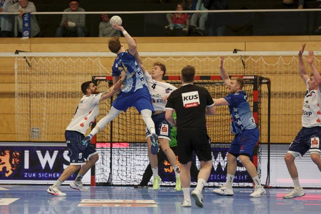 13.12.2025, Herren, Handball, Saison 2025 2026, 2. Handball-Bundesliga, 15. Spieltag: TV Grosswallstadt - 1. VfL Potsdam v.li. Davide Bulzamini ( 8, VfL Potsdam), Ben Connar Battermann ( 24, TV Großwallstadt), William Reichardt ( 4, VfL Potsdam) Elsenfeld Untermainhalle Bayern Deutschland