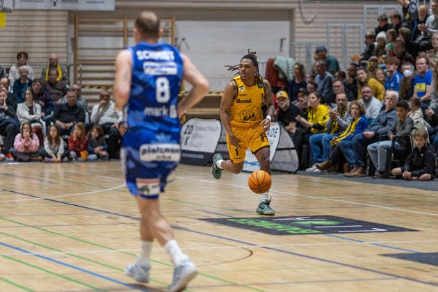 Devin Lawrence Schmidt (Phoenix Hagen, 08) PHILLIP MONTREAL RUSSELL (BOZIC ESTRICHE KNIGHTS KIRCHHEIM, 01) GER, Bozic Estriche Knights Kirchheim vs. Phoenix Hagen, BARMER 2. Basketball Bundesliga, 12. Spieltag, Saison 2025 2026, 13.12.2025 GER, Bozic Estriche Knights Kirchheim vs. Phoenix Hagen, BARMER 2. Basketball Bundesliga, 12. Spieltag, Saison 2025 2026, 13.12.2025 Kirchheim an der Teck Copyright: xEibner-Pressefoto NinaxSanderx EP_NSR