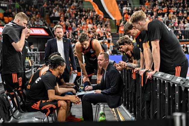 GER, BBL, ratiopharm Ulm vs Rasta Vechta 13.12.2025, ratiopharm arena, Neu-Ulm, GER, BBL, ratiopharm Ulm vs Rasta Vechta, im Bild Christian Held (Vechta) gibt Taktik vor Spielbeginn, Tibor Pleiß Pleiss (Vechta, 22)