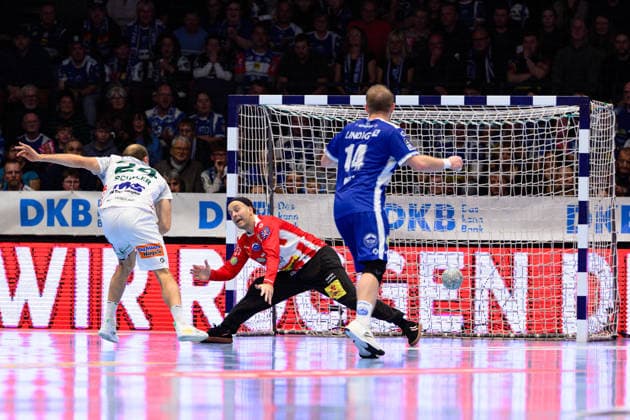Marcel, Schiller (Linksaussen, Frisch Auf Goeppingen, 24) im 7m, Silvio, Heinevetter (TW, ThSV Eisenach, 12) GER, ThSV Eisenach gegen FRISCH AUF! Göppingen, 1. Daikin Handballbundesliga, Handball, 17.Spieltag, Saison 2025 2026, 13.12.2025 GER, ThSV Eisenach gegen FRISCH AUF! Göppingen, 1. Daikin Handballbundesliga, Handball, 17.Spieltag, Saison 2025 2026, 13.12.2025 Eisenach Copyright: xEibner-Pressefoto MartinxHerbstx EP_MHT