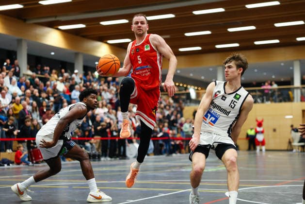 Niklas Pons (5, TV Langen), Jannik Westermeir (15, BG Hessing Leitershofen) und Zion Richardson (3, BG Hessing Leitershofen) beim Spiel zwischen BG Hessing Leitershofen v TV Langen, Basketball, Herren, BARMER 2.Bundesliga ProB Süd, 2025 2026, 13.Spieltag am 13.12.2025 in Augsburg, Mehrzweckhalle Stadtbergen. Bayern Deutschland
