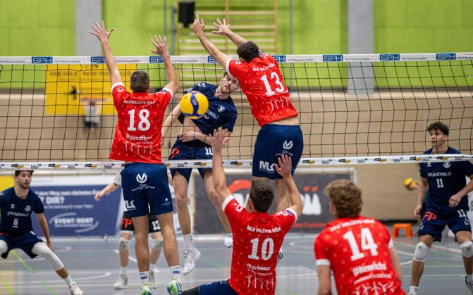 Volleyball, Saison 2025 2026, 2. Bundesliga Bord, 13.12.2025, 11. Spieltag, Herren, TuB Bocholt (blau) vs. MLK Volleys Koeln (rot) v.l.: Ben Stoverink (TuB Bocholt), Jan Pandikow (MLK Volleys Koeln), Tom Doerpinghaus (TuB Bocholt), Thiemo Schnorr (MLK Volleys Koeln, 10), Volker Zimmermann (MLK Volleys Koeln, 13), Luis Henrichs (MLK Volleys Koeln), Joke Johannig (TuB Bocholt), Bocholt Sporthalle West Nordrhein-Westfalen Deutschland