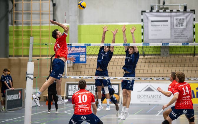 Volleyball, Saison 2025 2026, 2. Bundesliga Bord, 13.12.2025, 11. Spieltag, Herren, TuB Bocholt (blau) vs. MLK Volleys Koeln (rot) v.l.: Volker Zimmermann (MLK Volleys Koeln), Thiemo Schnorr (MLK Volleys Koeln), Lukas Salimi (TuB Bocholt), Tom Doerpinghaus (TuB Bocholt), Bocholt Sporthalle West Nordrhein-Westfalen Deutschland