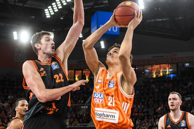 GER, BBL, ratiopharm Ulm vs Rasta Vechta 13.12.2025, ratiopharm arena, Neu-Ulm, GER, BBL, ratiopharm Ulm vs Rasta Vechta, im Bild Tibor Pleiß Pleiss (Vechta, 22), Alec Anigbata (Ulm, 21)
