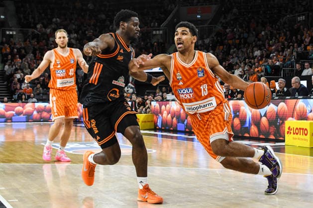 GER, BBL, ratiopharm Ulm vs Rasta Vechta 13.12.2025, ratiopharm arena, Neu-Ulm, GER, BBL, ratiopharm Ulm vs Rasta Vechta, im Bild Mark Smith (Ulm, 13), TJ Bamba (Vechta, 5)