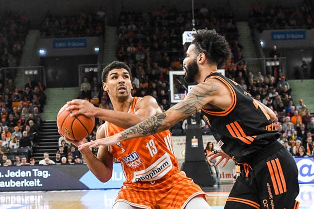 GER, BBL, ratiopharm Ulm vs Rasta Vechta 13.12.2025, ratiopharm arena, Neu-Ulm, GER, BBL, ratiopharm Ulm vs Rasta Vechta, im Bild Mark Smith (Ulm, 13), Tevin Brown (Vechta, 10)