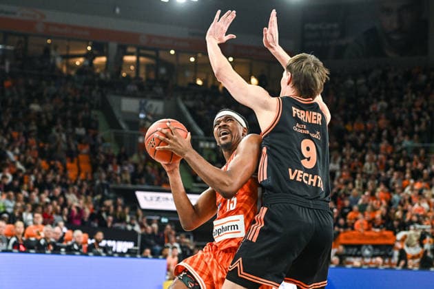 GER, BBL, ratiopharm Ulm vs Rasta Vechta 13.12.2025, ratiopharm arena, Neu-Ulm, GER, BBL, ratiopharm Ulm vs Rasta Vechta, im Bild Justin Simon (Ulm, 15), Joschka Ferner (Vechta, 9)