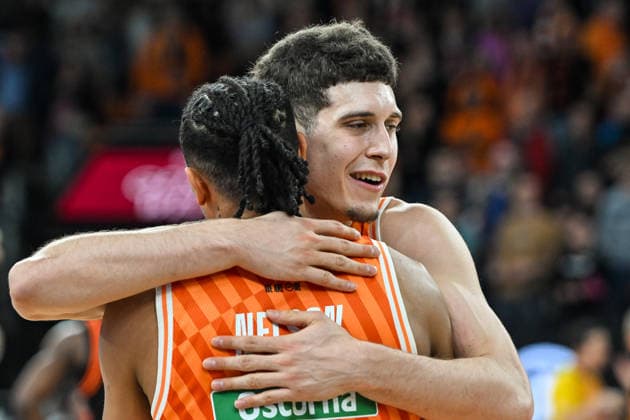 GER, BBL, ratiopharm Ulm vs Rasta Vechta 13.12.2025, ratiopharm arena, Neu-Ulm, GER, BBL, ratiopharm Ulm vs Rasta Vechta, im Bild Nelson Weidemann (Ulm, 0) und Diego Garavaglia (Ulm, 23) freuen sich nach den Spielentscheidenden Punkten