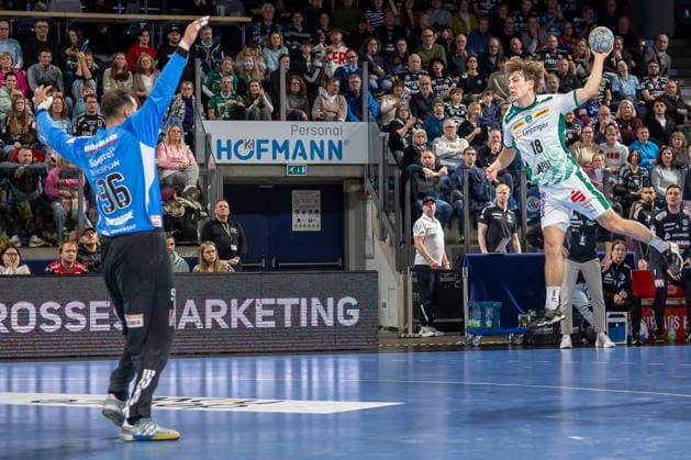 Staffan Peter (SC DHfK Leipzig, 18) beim Wurf auf Khalifa Ghedbane (HC Erlangen, 96) HC Erlangen vs. SC DHfK Leipzig, Handball, 1. Handball Bundesliga, Saison 2025 2026, 17. Spieltag, 13.12.2025 HC Erlangen vs. SC DHfK Leipzig, Handball, 1. Handball Bundesliga, Saison 2025 2026, 17. Spieltag, 13.12.2025 Nuernberg Copyright: xEibner-Pressefoto ArdanxFuessmanx EP_AFN