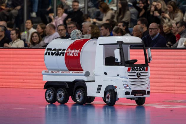 Ferngesteuerter LKW, gesponert von ROSA Klima Diesel HVO100, mit dem Select Spielball. HC Erlangen vs. SC DHfK Leipzig, Handball, 1. Handball Bundesliga, Saison 2025 2026, 17. Spieltag, 13.12.2025 HC Erlangen vs. SC DHfK Leipzig, Handball, 1. Handball Bundesliga, Saison 2025 2026, 17. Spieltag, 13.12.2025 Nuernberg Copyright: xEibner-Pressefoto ArdanxFuessmanx EP_AFN