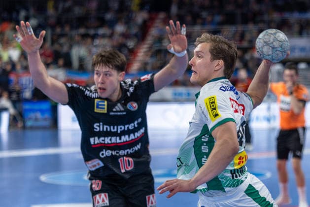 Blaer Hinriksson (SC DHfK Leipzig, 44) beim Wurf, Florian Scheerer (HC Erlangen, 10) HC Erlangen vs. SC DHfK Leipzig, Handball, 1. Handball Bundesliga, Saison 2025 2026, 17. Spieltag, 13.12.2025 HC Erlangen vs. SC DHfK Leipzig, Handball, 1. Handball Bundesliga, Saison 2025 2026, 17. Spieltag, 13.12.2025 Nuernberg Copyright: xEibner-Pressefoto ArdanxFuessmanx EP_AFN
