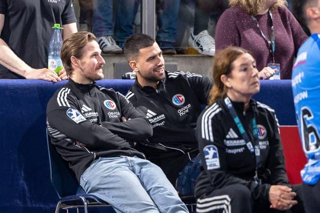 Antonio Metzner (HC Erlangen, 27) und Milos Kos (HC Erlangen, 05) waren heute nicht aufgestellt. HC Erlangen vs. SC DHfK Leipzig, Handball, 1. Handball Bundesliga, Saison 2025 2026, 17. Spieltag, 13.12.2025 HC Erlangen vs. SC DHfK Leipzig, Handball, 1. Handball Bundesliga, Saison 2025 2026, 17. Spieltag, 13.12.2025 Nuernberg Copyright: xEibner-Pressefoto ArdanxFuessmanx EP_AFN