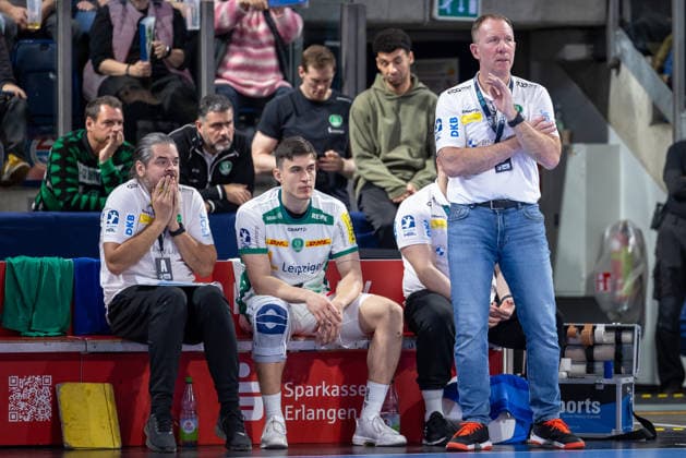 Milos Putera (SC DHfK Leipzig, Torwarttrainer) erschrocken auf der Bank, Matej Klima (SC DHfK Leipzig, 13) und Frank Carstens (SC DHfK Leipzig, Chef-Trainer) HC Erlangen vs. SC DHfK Leipzig, Handball, 1. Handball Bundesliga, Saison 2025 2026, 17. Spieltag, 13.12.2025 HC Erlangen vs. SC DHfK Leipzig, Handball, 1. Handball Bundesliga, Saison 2025 2026, 17. Spieltag, 13.12.2025 Nuernberg Copyright: xEibner-Pressefoto ArdanxFuessmanx EP_AFN