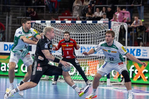 Marek Nissen (HC Erlangen, 06) im Zweikampf am Kreis mit Marko Mamic (SC DHfK Leipzig, 14) und Franz Semper (SC DHfK Leipzig, 32). HC Erlangen vs. SC DHfK Leipzig, Handball, 1. Handball Bundesliga, Saison 2025 2026, 17. Spieltag, 13.12.2025 HC Erlangen vs. SC DHfK Leipzig, Handball, 1. Handball Bundesliga, Saison 2025 2026, 17. Spieltag, 13.12.2025 Nuernberg Copyright: xEibner-Pressefoto ArdanxFuessmanx EP_AFN