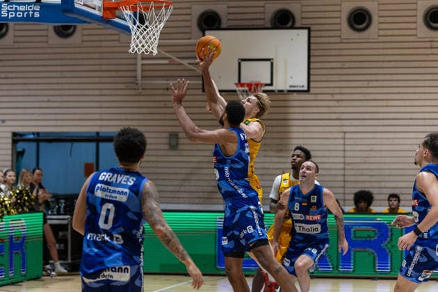 Marcus Henri Graves (Phoenix Hagen, 00) Marinus Lucas N Guessan (Phoenix Hagen, 19) Charles Tyorne Harris Jr. (Bozic Estriche Knights Kirchheim, 03) Devin Lawrence Schmidt (Phoenix Hagen, 08) GER, Bozic Estriche Knights Kirchheim vs. Phoenix Hagen, BARMER 2. Basketball Bundesliga, 12. Spieltag, Saison 2025 2026, 13.12.2025 GER, Bozic Estriche Knights Kirchheim vs. Phoenix Hagen, BARMER 2. Basketball Bundesliga, 12. Spieltag, Saison 2025 2026, 13.12.2025 Kirchheim an der Teck Copyright: xEibner-Pressefoto NinaxSanderx EP_NSR