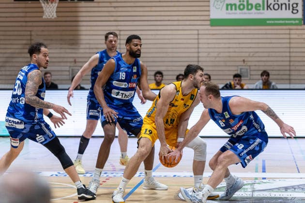 Jeffrey Carroll (Phoenix Hagen, 30) Fabian Bleck (Phoenix Hagen, 10) Marinus Lucas N Guessan (Phoenix Hagen, 19) Aeneas Jung (Bozic Estriche Knights Kirchheim, 19) Devin Lawrence Schmidt (Phoenix Hagen, 08) GER, Bozic Estriche Knights Kirchheim vs. Phoenix Hagen, BARMER 2. Basketball Bundesliga, 12. Spieltag, Saison 2025 2026, 13.12.2025 GER, Bozic Estriche Knights Kirchheim vs. Phoenix Hagen, BARMER 2. Basketball Bundesliga, 12. Spieltag, Saison 2025 2026, 13.12.2025 Kirchheim an der Teck Copyright: xEibner-Pressefoto NinaxSanderx EP_NSR