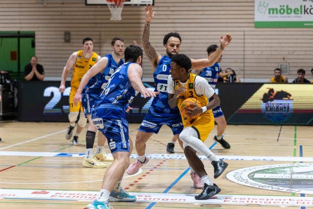 Nicolas Bretzel (Bozic Estriche Knights Kirchheim, 21) Fabian Bleck (Phoenix Hagen, 10) Tim Uhlemann (Phoenix Hagen, 21) Marcus Henri Graves (Phoenix Hagen, 00) Charles Tyorne Harris Jr. (Bozic Estriche Knights Kirchheim, 03) GER, Bozic Estriche Knights Kirchheim vs. Phoenix Hagen, BARMER 2. Basketball Bundesliga, 12. Spieltag, Saison 2025 2026, 13.12.2025 GER, Bozic Estriche Knights Kirchheim vs. Phoenix Hagen, BARMER 2. Basketball Bundesliga, 12. Spieltag, Saison 2025 2026, 13.12.2025 Kirchheim an der Teck Copyright: xEibner-Pressefoto NinaxSanderx EP_NSR