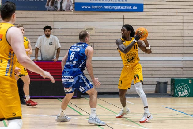 Devin Lawrence Schmidt (Phoenix Hagen, 08) Tyrel Maurice Morgan (Bozic Estriche Knights Kirchheim, 11) GER, Bozic Estriche Knights Kirchheim vs. Phoenix Hagen, BARMER 2. Basketball Bundesliga, 12. Spieltag, Saison 2025 2026, 13.12.2025 GER, Bozic Estriche Knights Kirchheim vs. Phoenix Hagen, BARMER 2. Basketball Bundesliga, 12. Spieltag, Saison 2025 2026, 13.12.2025 Kirchheim an der Teck Copyright: xEibner-Pressefoto NinaxSanderx EP_NSR