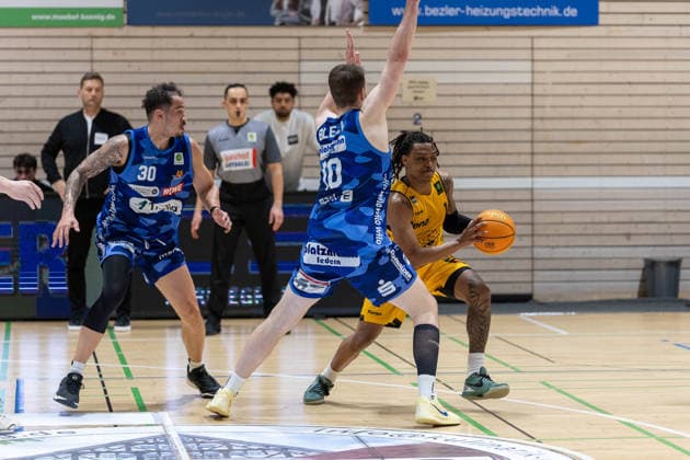 Jeffrey Carroll (Phoenix Hagen, 30) Fabian Bleck (Phoenix Hagen, 10) Phillip Montreal Russell (Bozic Estriche Knights Kirchheim, 01) GER, Bozic Estriche Knights Kirchheim vs. Phoenix Hagen, BARMER 2. Basketball Bundesliga, 12. Spieltag, Saison 2025 2026, 13.12.2025 GER, Bozic Estriche Knights Kirchheim vs. Phoenix Hagen, BARMER 2. Basketball Bundesliga, 12. Spieltag, Saison 2025 2026, 13.12.2025 Kirchheim an der Teck Copyright: xEibner-Pressefoto NinaxSanderx EP_NSR