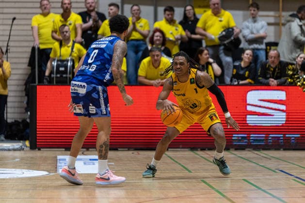 Marcus Henri Graves (Phoenix Hagen, 00) Phillip Montreal Russell (Bozic Estriche Knights Kirchheim, 01) GER, Bozic Estriche Knights Kirchheim vs. Phoenix Hagen, BARMER 2. Basketball Bundesliga, 12. Spieltag, Saison 2025 2026, 13.12.2025 GER, Bozic Estriche Knights Kirchheim vs. Phoenix Hagen, BARMER 2. Basketball Bundesliga, 12. Spieltag, Saison 2025 2026, 13.12.2025 Kirchheim an der Teck Copyright: xEibner-Pressefoto NinaxSanderx EP_NSR