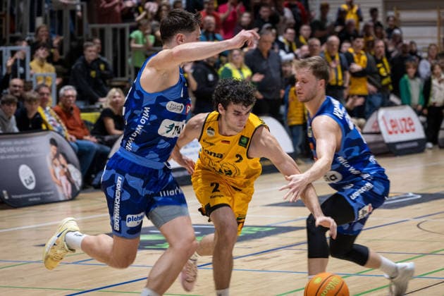 Dennis Nawrocki (Phoenix Hagen, 02) Neil Schwanenberg (Bozic Estriche Knights Kirchheim, 02) Bjarne Kraushaar (Phoenix Hagen, 04) GER, Bozic Estriche Knights Kirchheim vs. Phoenix Hagen, BARMER 2. Basketball Bundesliga, 12. Spieltag, Saison 2025 2026, 13.12.2025 GER, Bozic Estriche Knights Kirchheim vs. Phoenix Hagen, BARMER 2. Basketball Bundesliga, 12. Spieltag, Saison 2025 2026, 13.12.2025 Kirchheim an der Teck Copyright: xEibner-Pressefoto NinaxSanderx EP_NSR