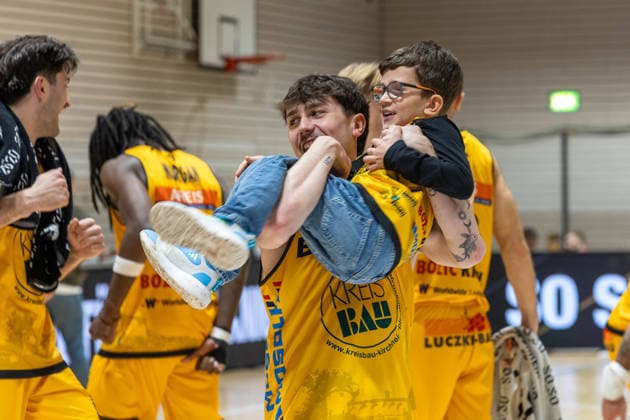 Die Bozic Estriche Knights Kirchheim feiern Ihren Sieg GER, Bozic Estriche Knights Kirchheim vs. Phoenix Hagen, BARMER 2. Basketball Bundesliga, 12. Spieltag, Saison 2025 2026, 13.12.2025 GER, Bozic Estriche Knights Kirchheim vs. Phoenix Hagen, BARMER 2. Basketball Bundesliga, 12. Spieltag, Saison 2025 2026, 13.12.2025 Kirchheim an der Teck Copyright: xEibner-Pressefoto NinaxSanderx EP_NSR