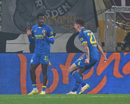 0:2-Torjubel, Jubel bei Braunschweig, v.l.: Torschütze Christian Conteh mit Kevin Ehlers (beide Braunschweig), 12.12.2025, Fussball, GER, Saison 2025 2026, 2. Bundesliga, Zweite Liga, 16. Spieltag, Rudolf-Harbig-Stadion Dresden, SG Dynamo Dresden - Eintracht Braunschweig, DFB AND DFL REGULATIONS PROHIBIT ANY USE OF PHOTOGRAPHS as IMAGE SEQUENCES and or QUASI-VIDEO,