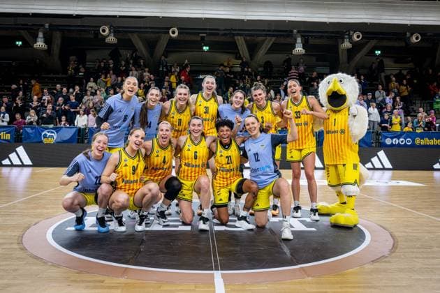 Basketball Berlin 13.12.2025 Saison 2025 2026 DBBL 1. Bundesliga Alba Berlin - TK Hannover Luchse Jubel Alba nach dem Sieg Lilli Schultze (Alba, No.16) Greta Scholle (Alba, No.14) Nina Rosemeyer (Alba, No.11) Abby Muse (Alba, No.31) Leoni Kreyenfeld (Alba, No.07) Theresa Simon (Alba, No.03) Emily Kiser (Alba, No.33) Albatros Rosalie Esser (Alba, No.22) Jo Raflo (Alba, No.09) Tessa Stammberger (Alba, No.06) Deeshyra Thomas (Alba, No.21) Lena Gohlisch (Alba, No.12)