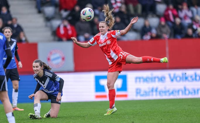 GER, München, FC Bayern München vs Hamburger SV, Google Pixel Frauen Bundesliga, Fussball, DFB, Spielzeit 2025 2026, FC Bayern Campus, 13. Spieltag, im Bild v.l.: Lotta Wrede (Hamburger SV Frauen 32), Georgia Stanway (Bayern München 31), Torschuss DFB DFL REGULATIONS PROHIBIT ANY USE OF PHOTOGRAPHS AS IMAGE SEQUENCES AND OR QUASI-VIDEO, 14.12.2025 Copyright: HMBxMedia HendrikxHamelau