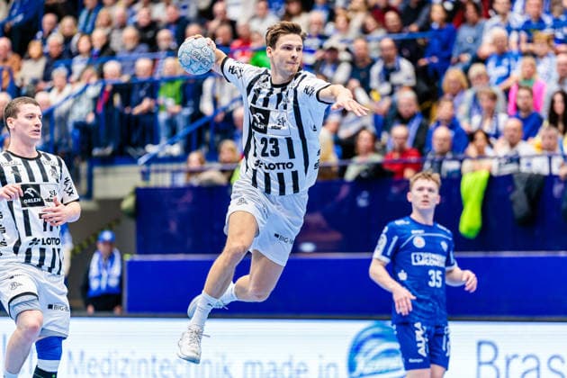 Rune Dahmke (THW Kiel, 23) im Torwurf GER, TBV Lemgo Lippe vs. THW Kiel, Handball, 1. Bundesliga, 17. Spieltag, Spielzeit 2025 2026, 14.12.2025 GER, TBV Lemgo Lippe vs. THW Kiel, Handball, 1. Bundesliga, 17. Spieltag, Spielzeit 2025 2026, 14.12.2025 Lemgo Copyright: xEibner-Pressefoto JanxRollingerx EP_JSK
