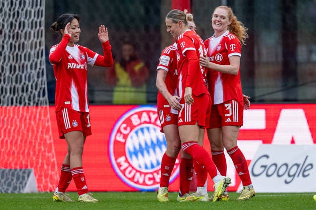 Die Muenchnerinnen bejubeln mit Klara Buehl (FC Bayern Muenchen Frauen, 17) deren Tor zum 3:0 GER, FC Bayern Muenchen Frauen vs. Hamburger SV, Fussball, Google Pixel Frauen-Bundesliga, 13. Spieltag, Saison 2025 2026, 14.12.2025. (DFL DFB REGULATIONS PROHIBIT ANY USE OF PHOTOGRAPHS as IMAGE SEQUENCES and or QUASI-VIDEO). GER, FC Bayern Muenchen Frauen vs. Hamburger SV, Fussball, Google Pixel Frauen-Bundesliga, 13. Spieltag, Saison 2025 2026, 14.12.2025. Muenchen Copyright: xEibner-Pressefoto HeikexFeinerx EP_HFR