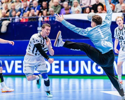 v.l. Elias Ellefsen A Skipagotu (THW Kiel, 71), Constantin Moestl (TBV Lemgo Lippe, 01) GER, TBV Lemgo Lippe vs. THW Kiel, Handball, 1. Bundesliga, 17. Spieltag, Spielzeit 2025 2026, 14.12.2025 GER, TBV Lemgo Lippe vs. THW Kiel, Handball, 1. Bundesliga, 17. Spieltag, Spielzeit 2025 2026, 14.12.2025 Lemgo Copyright: xEibner-Pressefoto JanxRollingerx EP_JSK
