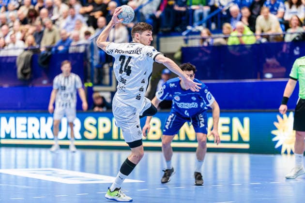 Lukas Zerbe (THW Kiel, 24) beim Siebenmeter 7 Meter Wurf GER, TBV Lemgo Lippe vs. THW Kiel, Handball, 1. Bundesliga, 17. Spieltag, Spielzeit 2025 2026, 14.12.2025 GER, TBV Lemgo Lippe vs. THW Kiel, Handball, 1. Bundesliga, 17. Spieltag, Spielzeit 2025 2026, 14.12.2025 Lemgo Copyright: xEibner-Pressefoto JanxRollingerx EP_JSK