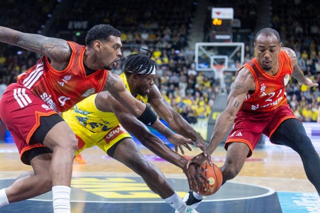 Oldenburg, Niedersachsen, DEU, 14.12.2025, Brian Fobbs (Mitte, EWE Baskets Oldenburg), Xavier Rathan-Mayes (links, FC Bayern München Basketball) und Justus Hollatz (rechts, FC Bayern München Basketball). EWE Baskets Oldenburg vs. FC Bayern München Basketball. 1. Basketball-Bundesliga Saison 2025 2026, 10. Spieltag, Grosse EWE Arena. EWE Baskets Oldenburg vs. FC Bayern München Basketball
