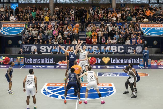 GER, easy-Credit Basketball-Bundesliga, Syntainics MBC - Basketball Löwen Braunschweig. 14.12.2025, Stadthalle, Weißenfels, GER, easy-Credit Basketball-Bundesliga, Syntainics MBC - Basketball Löwen Braunschweig. Tipp off, Jure Planinic (Syntainics MBC, 44), Philipp Hartwich (Basketball Löwen Braunschweig, 15) Â Foto Alexander Trienitz Weißenfels Stadthalle Sachsen-Anhalt Deutschland