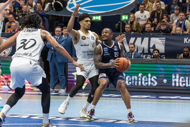 GER, easy-Credit Basketball-Bundesliga, Syntainics MBC - Basketball Löwen Braunschweig. 14.12.2025, Stadthalle, Weißenfels, GER, easy-Credit Basketball-Bundesliga, Syntainics MBC - Basketball Löwen Braunschweig. Charles Callison (Syntainics MBC, 23), Adrian Worthy (Basketball Löwen Braunschweig, 0) Â Foto Alexander Trienitz Weißenfels Stadthalle Sachsen-Anhalt Deutschland