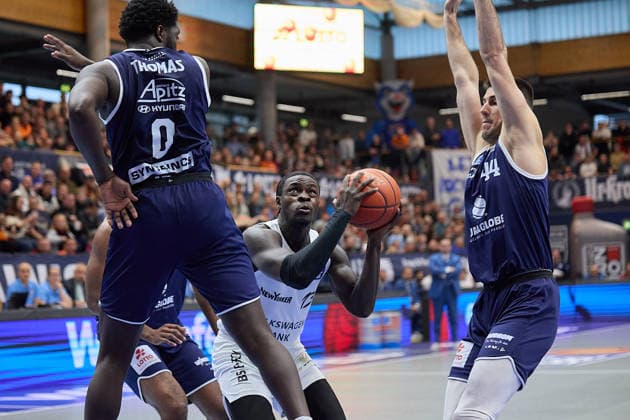 Khyri Thomas (MBC, 0), Barra Njie (Braunschweig, 13), Jure Planinic (MBC, 44), Syntainics MBC vs. Basketball Löwen Braunschweig, Basketball, Bundesliga, Maenner, Saison 2025 26, 10. Spieltag, 14.12.2025. Weissenfels Stadthalle Sachsen-Anhalt Deutschland