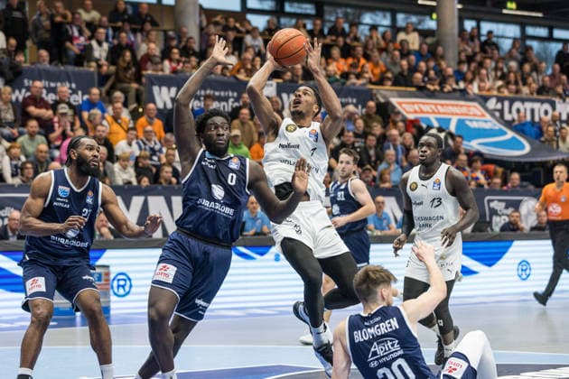 GER, easy-Credit Basketball-Bundesliga, Syntainics MBC - Basketball Löwen Braunschweig. 14.12.2025, Stadthalle, Weißenfels, GER, easy-Credit Basketball-Bundesliga, Syntainics MBC - Basketball Löwen Braunschweig. David NGuessan (Basketball Löwen Braunschweig, 1), Khyri Thomas (Syntainics MBC, 0) Â Foto Alexander Trienitz Weißenfels Stadthalle Sachsen-Anhalt Deutschland