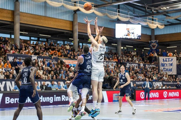 GER, easy-Credit Basketball-Bundesliga, Syntainics MBC - Basketball Löwen Braunschweig. 14.12.2025, Stadthalle, Weißenfels, GER, easy-Credit Basketball-Bundesliga, Syntainics MBC - Basketball Löwen Braunschweig. Philipp Hartwich (Basketball Löwen Braunschweig, 15), Jure Planinic (Syntainics MBC, 44) Â Foto Alexander Trienitz Weißenfels Stadthalle Sachsen-Anhalt Deutschland
