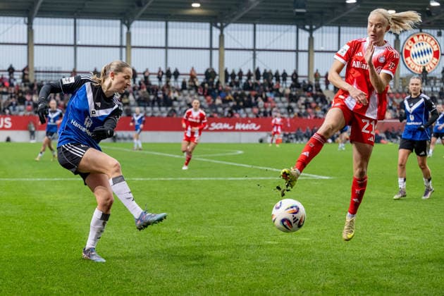 Pernille Harder (FC Bayern Muenchen Frauen, 21) blockt eine Flanke von Annaleen Boehler (Hamburger SV, 6) GER, FC Bayern Muenchen Frauen vs. Hamburger SV, Fussball, Google Pixel Frauen-Bundesliga, 13. Spieltag, Saison 2025 2026, 14.12.2025. (DFL DFB REGULATIONS PROHIBIT ANY USE OF PHOTOGRAPHS as IMAGE SEQUENCES and or QUASI-VIDEO). GER, FC Bayern Muenchen Frauen vs. Hamburger SV, Fussball, Google Pixel Frauen-Bundesliga, 13. Spieltag, Saison 2025 2026, 14.12.2025. Muenchen Copyright: xEibner-Pressefoto HeikexFeinerx EP_HFR