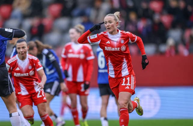 GER, München, FC Bayern München vs Hamburger SV, Google Pixel Frauen Bundesliga, Fussball, DFB, Spielzeit 2025 2026, FC Bayern Campus, 13. Spieltag, im Bild: Lea Schüller (Bayern München 11), Tor, Freude, Jubel und Emotion, 6:0 DFB DFL REGULATIONS PROHIBIT ANY USE OF PHOTOGRAPHS AS IMAGE SEQUENCES AND OR QUASI-VIDEO, 14.12.2025 Copyright: HMBxMedia HendrikxHamelau