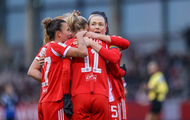 GER, München, FC Bayern München vs Hamburger SV, Google Pixel Frauen Bundesliga, Fussball, DFB, Spielzeit 2025 2026, FC Bayern Campus, 13. Spieltag, im Bild: Lea Schüller (Bayern München 11), Tor, Freude, Jubel und Emotion, 6:0 DFB DFL REGULATIONS PROHIBIT ANY USE OF PHOTOGRAPHS AS IMAGE SEQUENCES AND OR QUASI-VIDEO, 14.12.2025 Copyright: HMBxMedia HendrikxHamelau