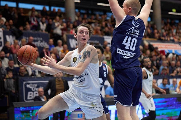 Benjamin Schröder (Braunschweig, 2), Collin Welp (MBC, 40), Syntainics MBC vs. Basketball Löwen Braunschweig, Basketball, Bundesliga, Maenner, Saison 2025 26, 10. Spieltag, 14.12.2025. Weissenfels Stadthalle Sachsen-Anhalt Deutschland